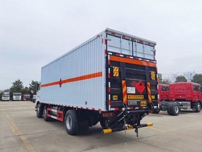 福田捷運(yùn)牌危險(xiǎn)物品運(yùn)輸車 專業(yè)高效的安全保障